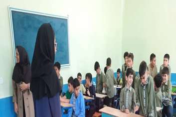 ارائه نکات کاربردی در زمینه انتخاب و مصرف مواد غذایی سالم به دانش‌آموزان و معلمان