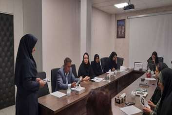 توزیع پمفلت‌های آموزشی با موضوع کاهش اثرات بلایای طبیعی در بین پیام‌ گذاران سلامت