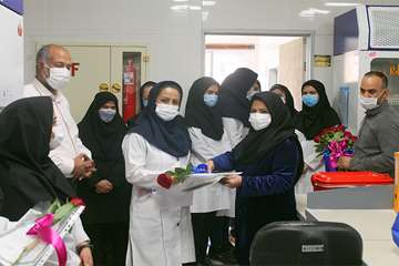 اهدای لوح تبریک و یک شاخه گل به همکاران علوم آزمایشگاهی
