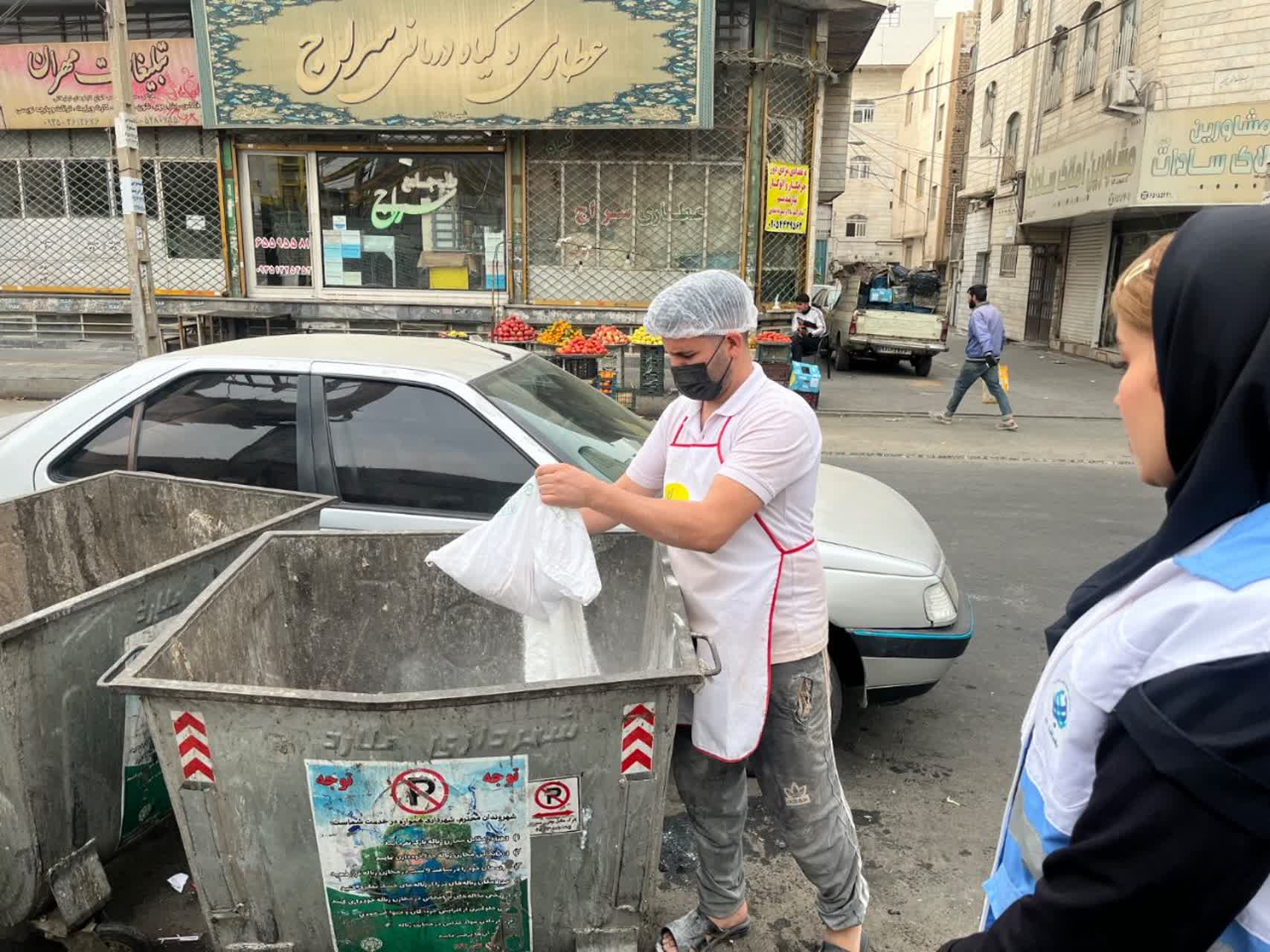  پایش مستمر و نظارت بر مواد غذایی، کارشناسان بهداشت محیط از مراکز عرضه و توزیع مواد خوراکی مصرفی