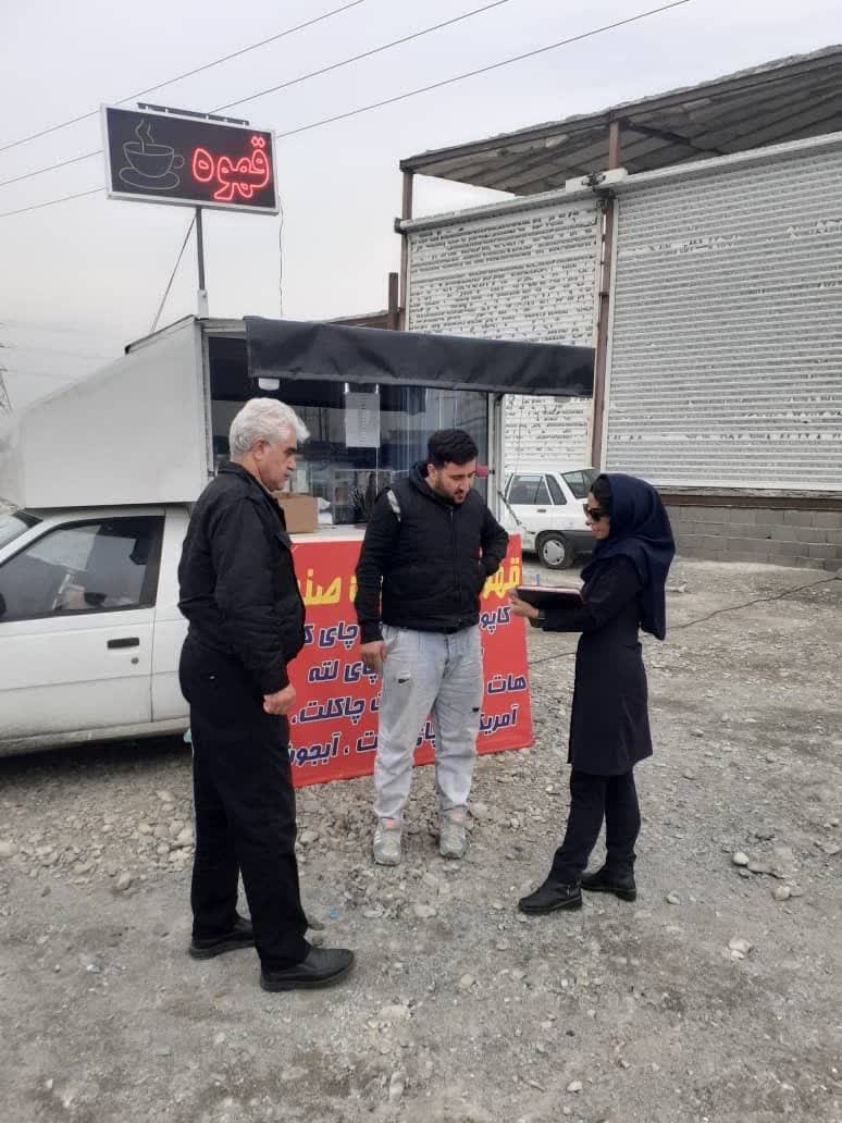 بازدید بازرسان بهداشت محیط از ٣ دستگاه فروشندگان مواد غذایی گرم به صورت دکه ای و سیار منطقه امیرآباد جهت سامان دهی وضعیت بهداشت 