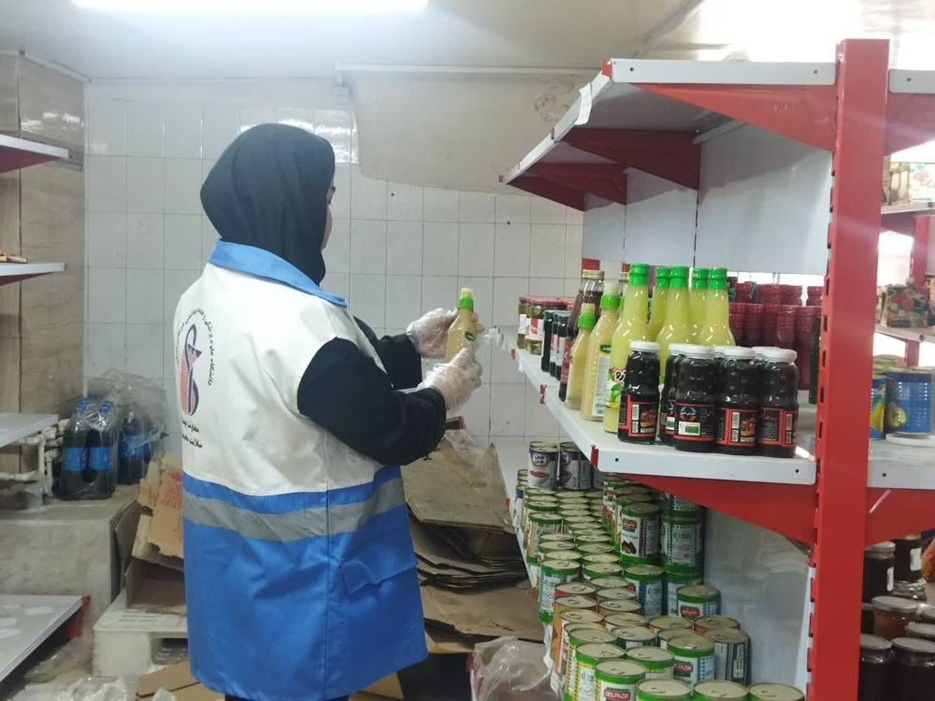 بازرسان بهداشت محیط یک تن مواد غذایی فاسد و غیرقابل مصرف انسانی را شناسایی کردند.  