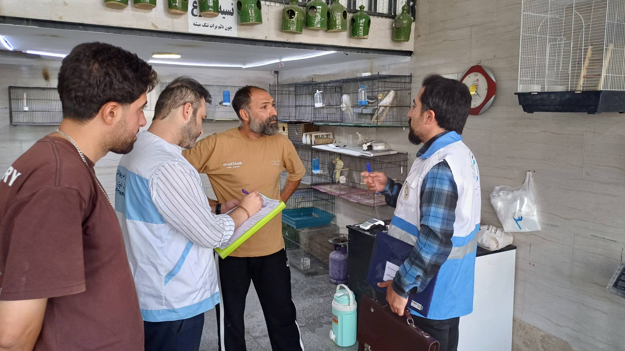  ارائه تذکرات جدی بازرسان بهداشت محیط به متصدیان واحدهای متخلف