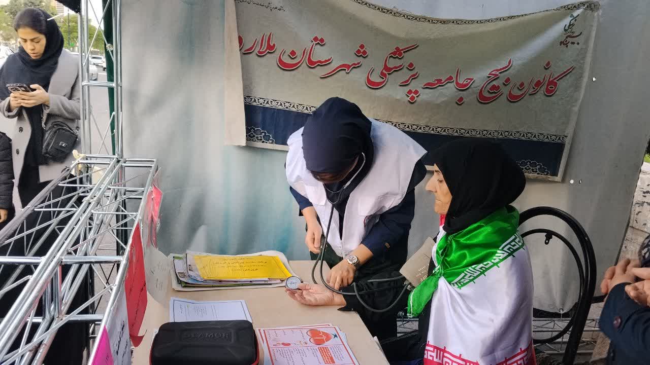 کارشناسان و مراقبین سلامت شبکه بهداشت در همایش امام رضایی ها با برپایی میزخدمت در مسیر راهپیمایی نقش آفرینی کردند.
