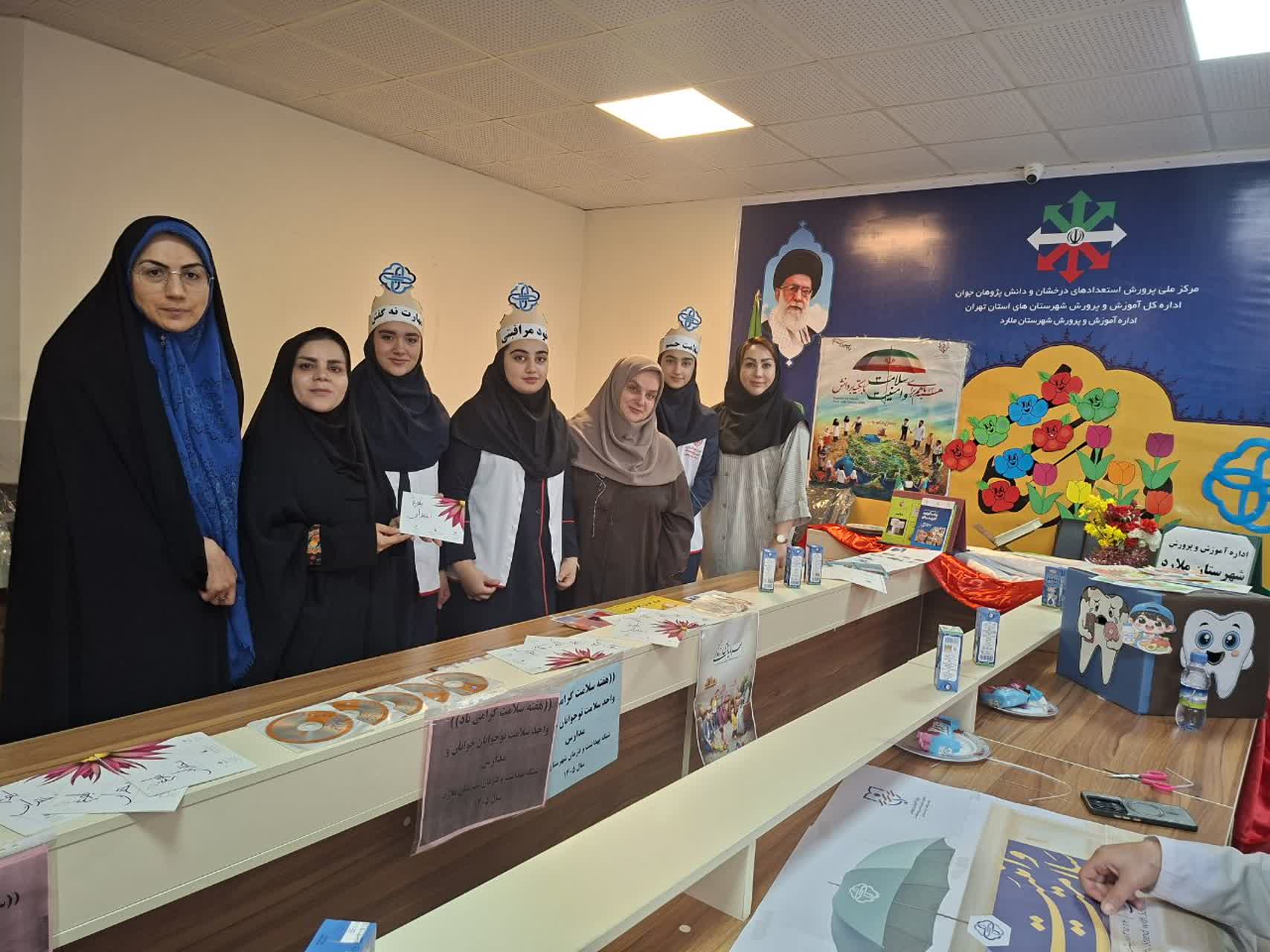 ارائه پمفلت، کتابچه، تراکت و سی دی حاوی مطالب آموزشی به حاضرین