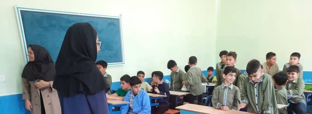 ارائه نکات کاربردی در زمینه انتخاب و مصرف مواد غذایی سالم به دانش‌آموزان و معلمان