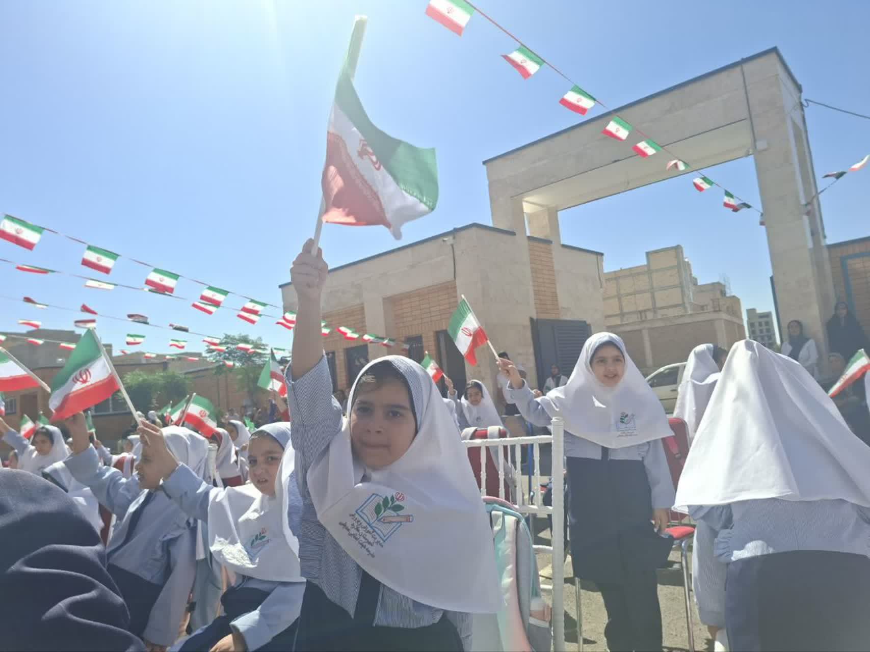  آیین نواختن «زنگ شکوفه‌ها» ویژه دانش‌آموزان پایه اول ابتدایی